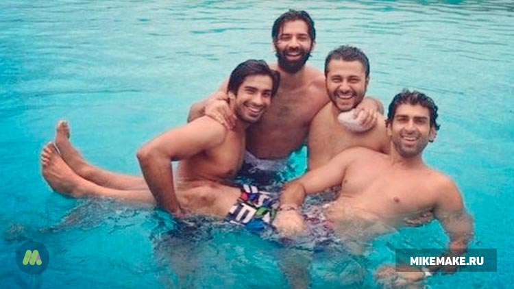 Барун Собти: Новое фото в бассейне с друзьями Акшаем Догра и Мохитом Сегалом